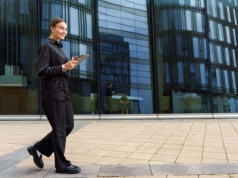 Kobiety policzyły czas, którego nikt nie widzi. Ile naprawdę kosztuje praca w domu