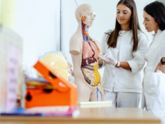 Zmiany w kształceniu dwóch zawodów medycznych. Więcej praktyki, nowe standardy