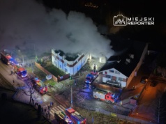 Duży pożar budynku warsztatowego. Z ogniem walczy blisko 15 zastępów straży pożarnej