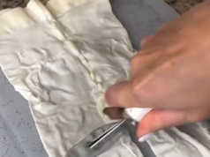 Nie wyrzucaj porwanych rajstop. Zwilż je wodą i włóż do zamrażarki. "Bardzo fajny sposób"