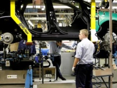 Bruksela rezygnuje z zakazu dla samochodów spalinowych. Producenci się cieszą – ale czy słusznie?