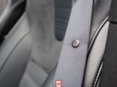 Plastikowy guzik na pasie bezpieczeństwa. Wyjaśniamy, po co tam jest