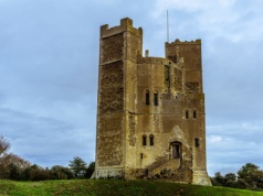 Z pozoru zwykła wieś. Zimą odsłania drugie oblicze. Zamek, cisza i smak ostryg