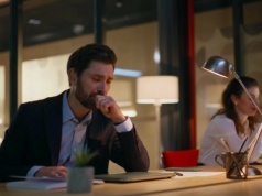 Pracownicy umysłowi pełni obaw. AI i fala zwolnień podkopują poczucie bezpieczeństwa