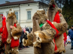 "Niedźwiedzie" wychodzą na ulice i tańczą. Noworoczna tradycja, którą warto zobaczyć choć raz