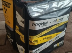 Dostawcy jedzenia zderzyli się czołowo na wiadukcie. Jeden z nich stracił kilka zębów i obficie krwawił