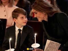 Kate zachwyca świąteczną stylizacją. Czerwień i aksamitna kokarda na przedświątecznym lunchu w Pałacu Buckingham