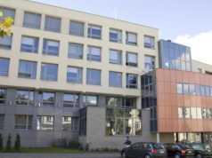 Uderzał młotkiem w głowę by zabić. Kamil T. usłyszał prokuratorskie zarzuty, grozi mu 10 lat więzienia