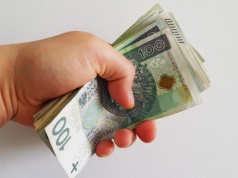 Policjanci ze Świdnika ustalili właściciela znalezionej saszetki z pieniędzmi