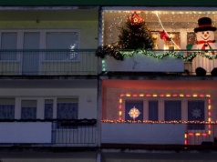 Balkon przystrojony jak w "Kevinie"? Lepiej uważaj. Świąteczne lampki mogą zaboleć portfel
