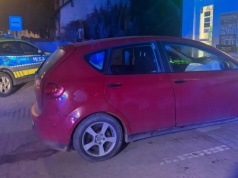 18-latek po pijaku uderzył seatem w sklep. W samochodzie było łącznie sześć osób