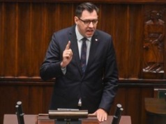 Posłowie PiS nagle zerwali się z miejsc. Okrzyki: "Hańba"