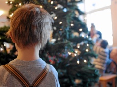 Wielu rodziców ubiera z dziećmi choinki już na początku grudnia. Popełniają błąd. "Pierwsze słyszę"