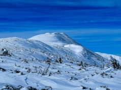 Turyści muszą być ostrożni. GOPR ostrzega. "Zalegają płaty zmrożonego śniegu"