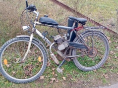 Policja zatrzymała mężczyznę jadącego rowerem z silnikiem doczepnym. Mamy wątpliwości co do podstawy prawnej