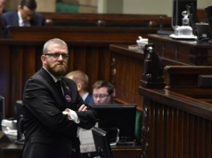 Braun pędzi jak burza. Jego partia wyprzedza Konfederację w sondażu