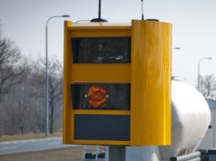 Oficjalny plan ministra Klimczaka: w 2026 r. tylko połowa złapanych przez fotoradary dostanie mandat