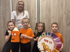 Sportowa Kredka wędruje po ostrowieckich przedszkolach i zachęca dzieci do ćwiczeń