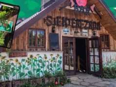 Najbardziej tajemniczy drogowskaz stoi w Bieszczadach. To piękna historia miłosna