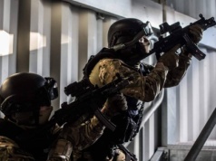 Kontrterroryści zatrzymali 8 osób w policyjnych mundurach