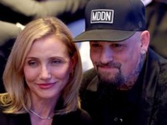 Cameron Diaz i Benji Madden z DZIECKIEM W WÓZKU mkną jedną z ulic Nowego Jorku. Fajna z nich rodzinka? (FOTO)