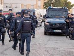 W Hiszpanii policja wyrzuciła setki migrantów z opuszczonej szkoły