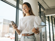 Kobiety w mediach: nowy raport ujawnia trwałość stereotypów i gigantyczne dysproporcje płci