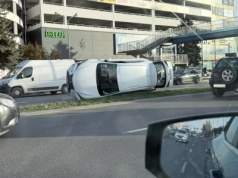 Groźna kolizja na al. Rejtana w Rzeszowie. Jeden z samochodów przewrócił się na bok