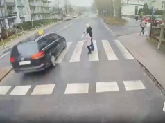 Zielona Góra. Kierująca 67-latka mogła zabić matkę z dzieckiem na pasach, jest nagranie (FILM)