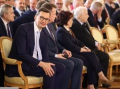 "Pośpiewali, pojedli". Kaczyński pogodził frakcje. Chwilowe zawieszenie broni w PiS