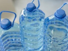 Woda źródlana to oszustwo? Eksperci ujawniają prawdę o składzie i cenach butelek