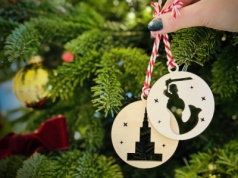 Świąteczne zawieszki w Warszawie 2025. Gdzie i kiedy zdobyć wyjątkowe ozdoby choinkowe?