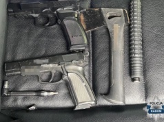 Strzelał do sąsiedniego auta, bo kierowca zatrzymał się na czerwonym świetle