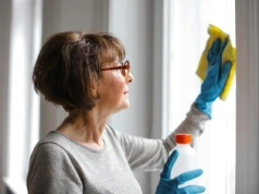 Dlaczego warto pocierać szybę rajstopami? Babcia to robiła, jej okna lśniły