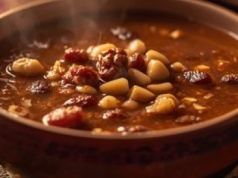 Znajomi z Kaszub jedzą podczas Wigilii. To przysmak, w którym królują suszone owoce