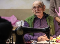 Ponad 60 lat przy maszynie. Świdnicki krawiec Edward Włodkowski żegna się z pracą zawodową