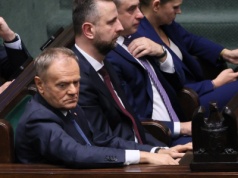 Burza po głosowaniu ws. "ustawy łańcuchowej". Tusk: Symboliczna kapitulacja Kaczyńskiego