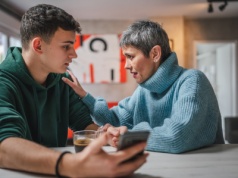 Kiedy powinno się opuścić rodzinne gniazdo? Zapytani o to Polacy wskazali konkretny wiek