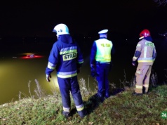 Z ostatniej chwili: Dankowice: Samochód wpadł do stawu. Wszystkie służby w akcji – foto