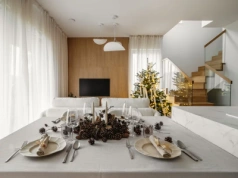 Minimalistyczne mieszkanie w bieli i drewnie. Zero przepychu, maksimum klimatu na święta