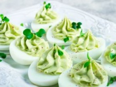 Jajko gotuję na twardo i dodaję zielony składnik. Wychodzi majonez idealny