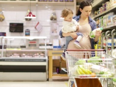 Narzekamy na niską dzietność. Ale ciężarnej w kolejce i tak nikt nie przepuści