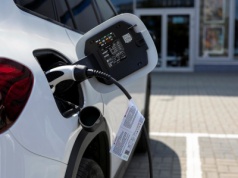 Diesel to przeszłość? Polacy chętniej kupują elektryki. Pierwszy raz w historii. "Przełomowy rok"