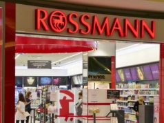 Rossman przecenia popularne perfumy. Z 214 na 99 złotych, a to nie koniec