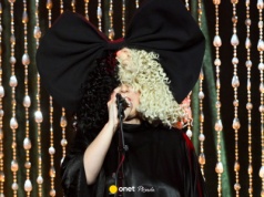 Sia ukrywa swoją twarz przed blaskiem fleszy. W cieniu kryje się historia tragedii