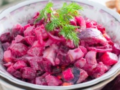 Zamiast zwykłej sałatki śledziowej przygotowuję tę z burakami. Znika w okamgnieniu