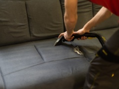 Zmieszaj i posyp kanapę. Na święta będzie czysta i pachnąca jak nigdy