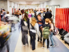 Przemoc nam spowszedniała. "Młodzi po nią sięgają dla zabawy, dla lajków"