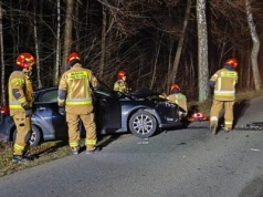 Zderzenie osobówki z dostawczakiem. Jedna osoba trafiła do szpitala