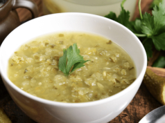 Zupa ogórkowa Ewy Wachowicz – przepis krok po kroku